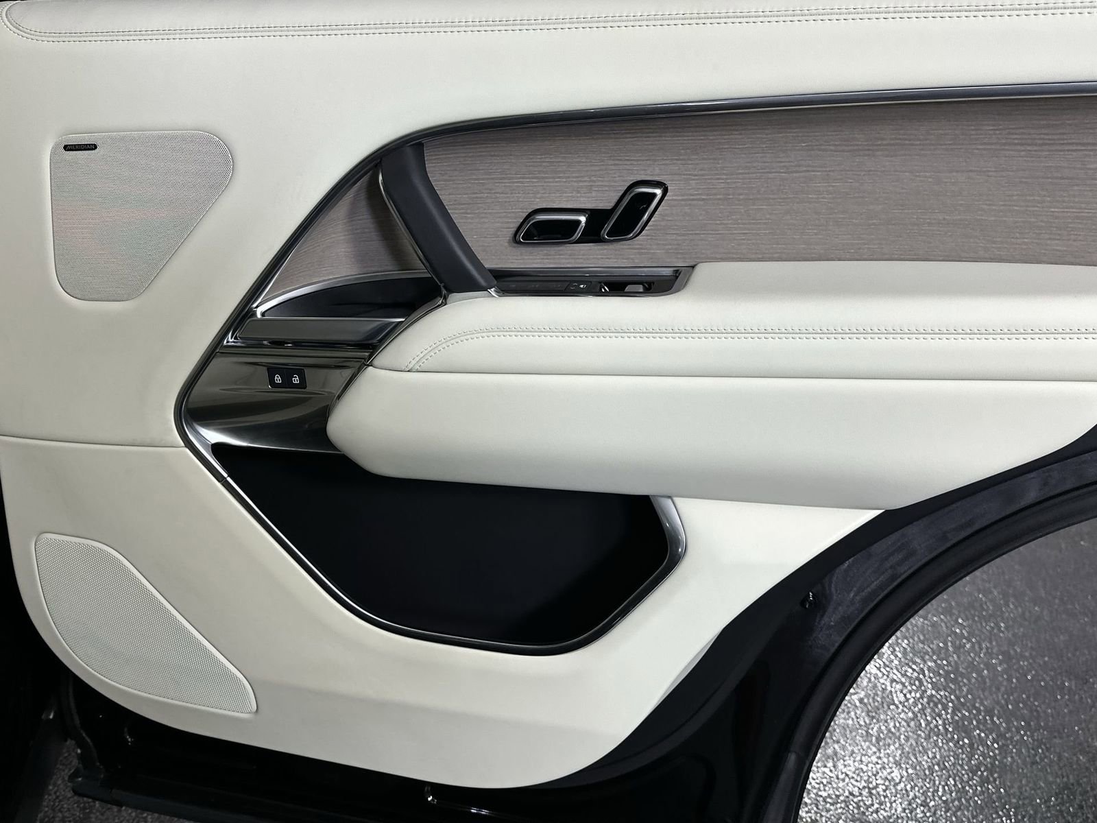 Used 2024 Land Rover Range Rover Long Wheelbase SE image 36