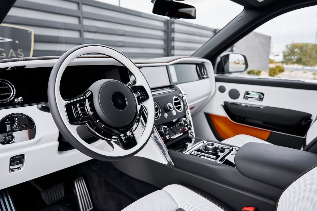 Used 2026 Rolls-Royce Cullinan AWD/4WD image 2