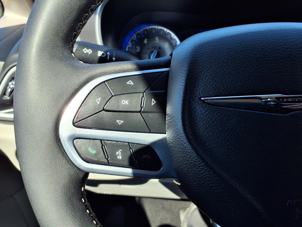 Used 2023 Chrysler Pacifica Touring-L image 14