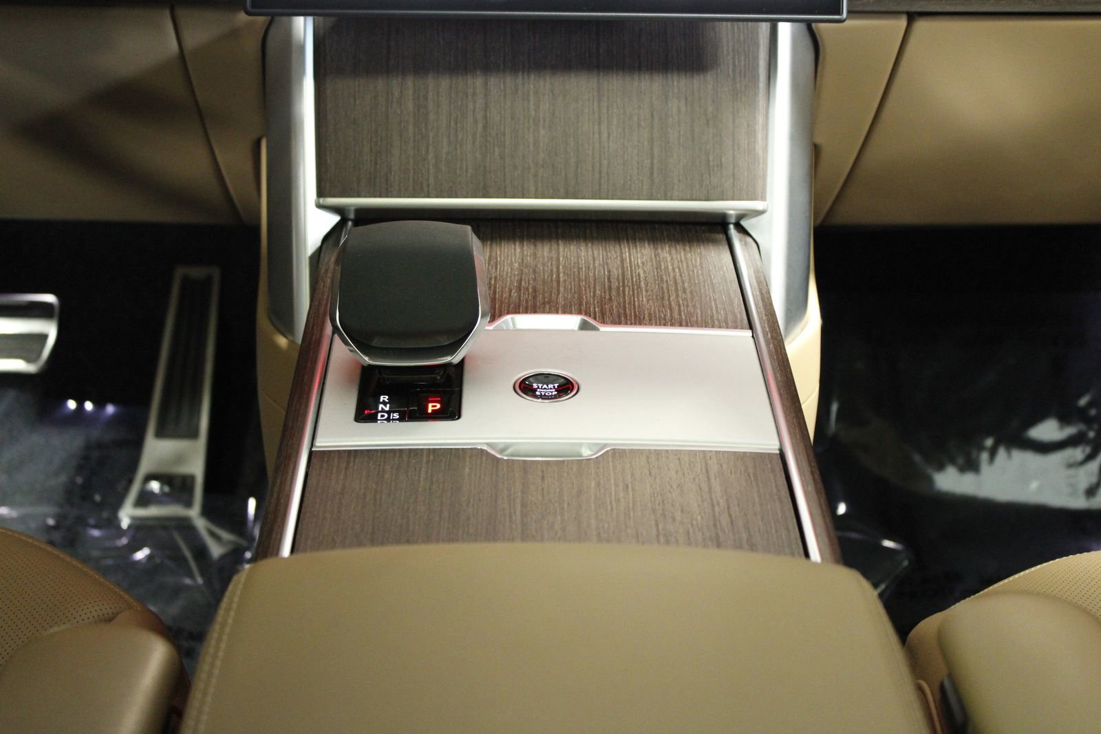 Used 2025 Land Rover Range Rover SE image 38