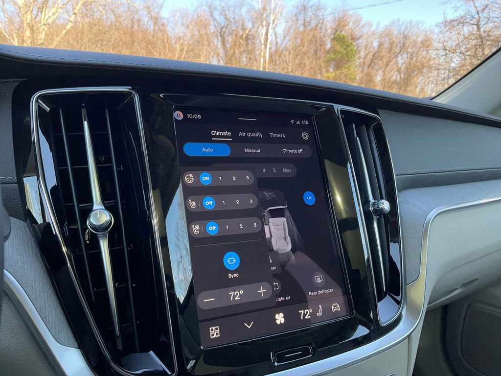 New 2026 Volvo V60 B5 Cross Country Ultra w/ Protection Package Premier image 24