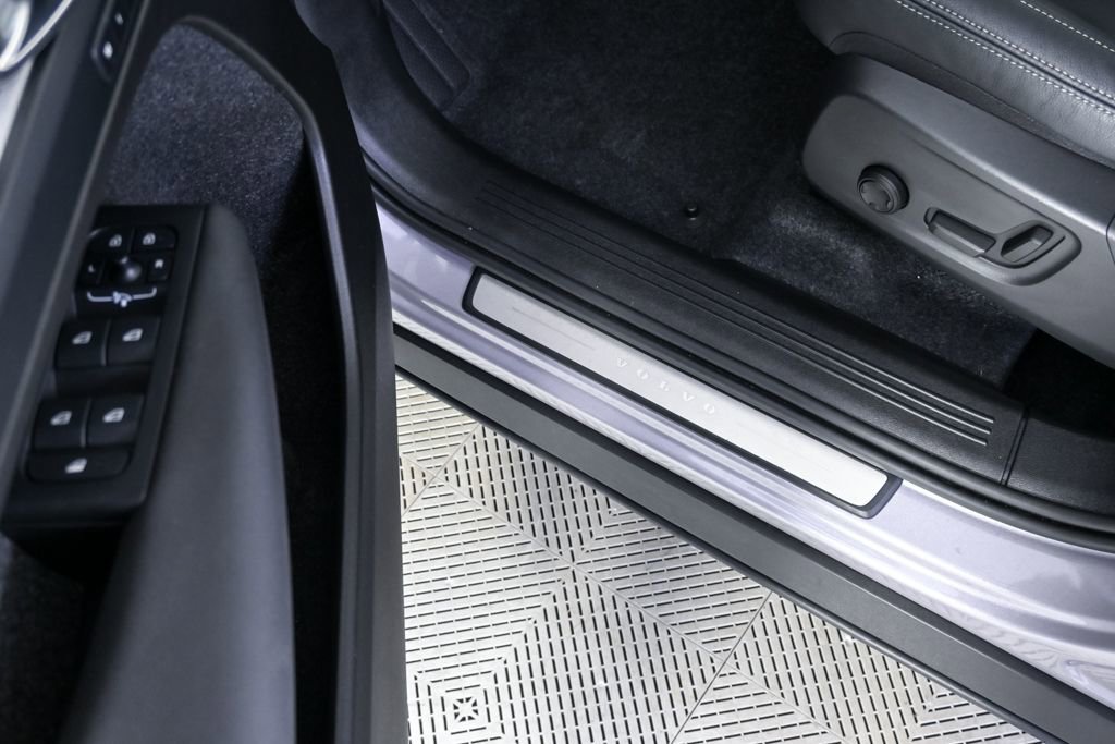 Used 2026 Volvo XC40 B4 Plus w/ Protection Package Premier image 9