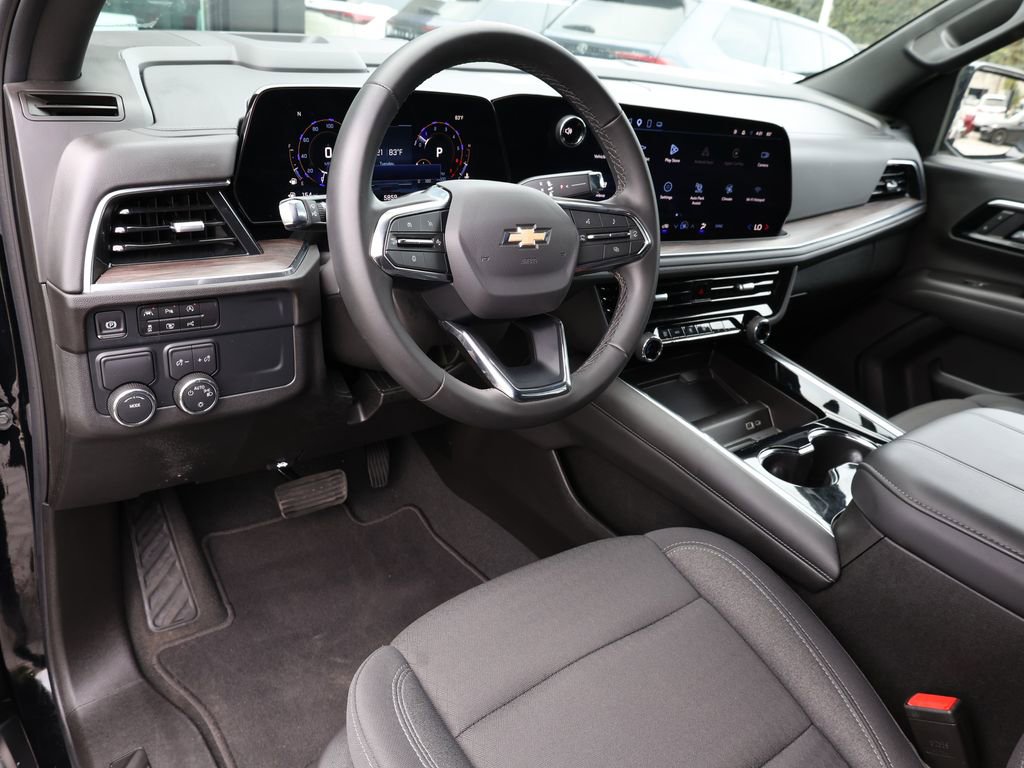 Used 2025 Chevrolet Suburban LS RWD image 12