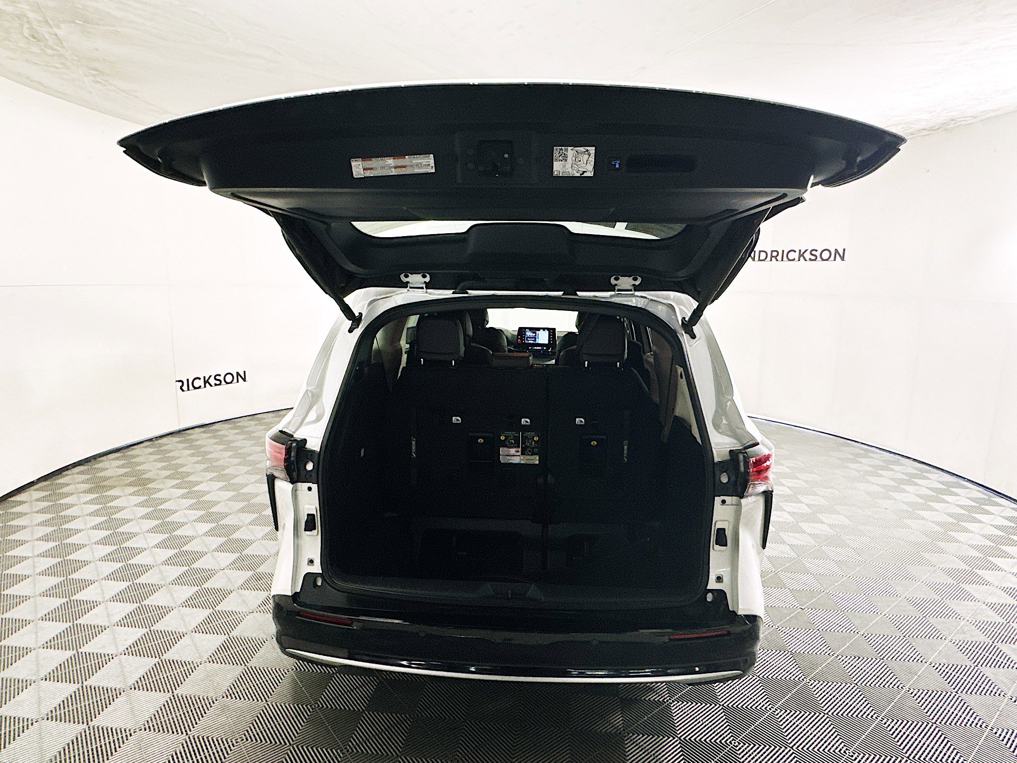 Used 2024 Toyota Sienna Platinum image 31