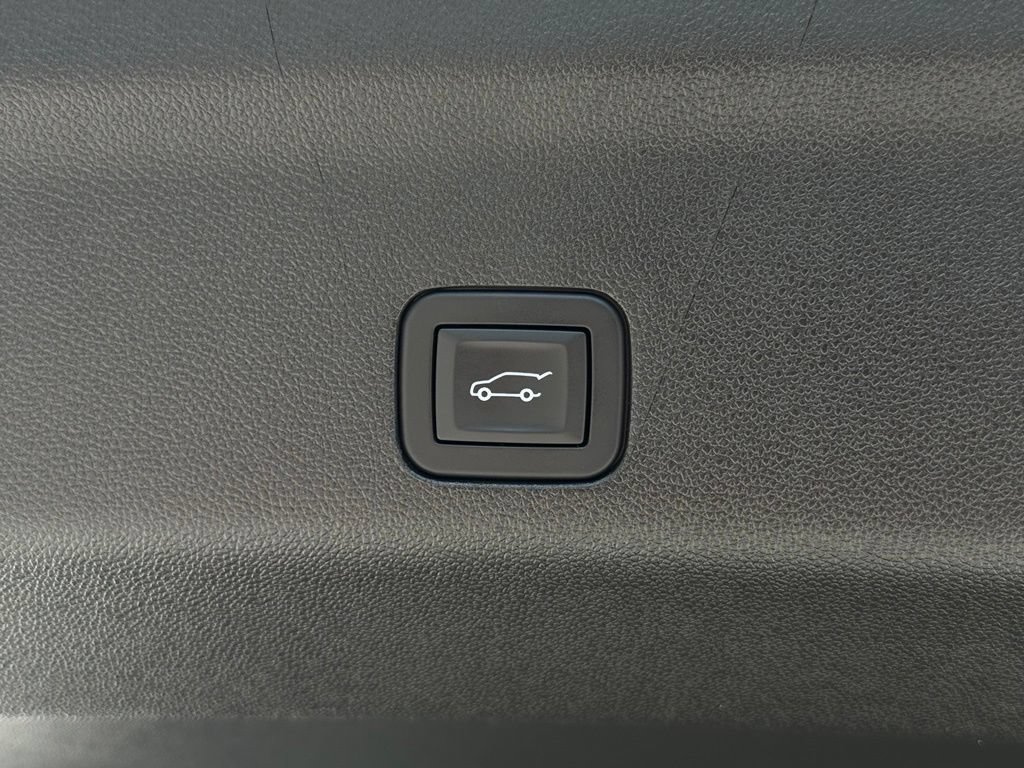 Used 2025 Chevrolet Tahoe High Country AWD/4WD image 17