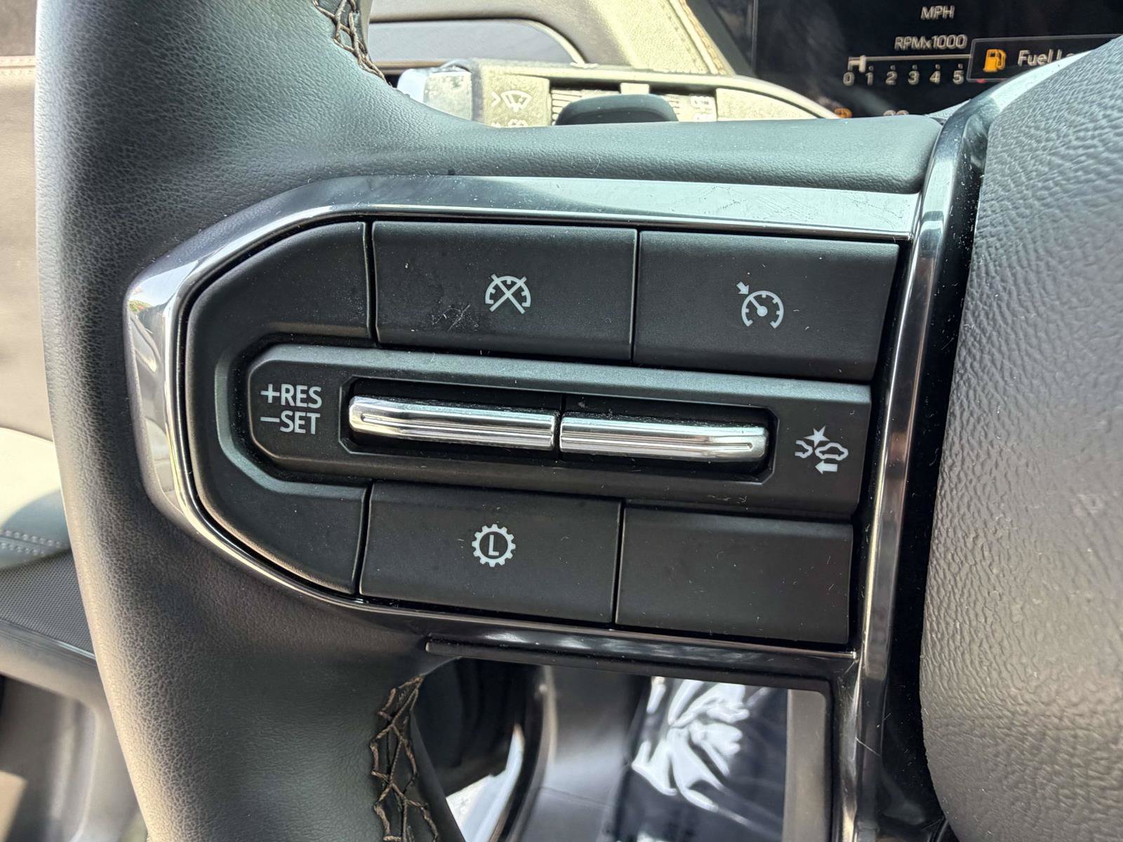 Used 2025 GMC Yukon XL AT4 w/ AT4 Premium Package AWD/4WD image 17
