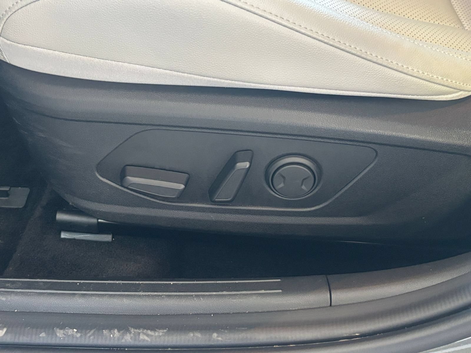 Used 2025 Hyundai Elantra Limited FWD image 21