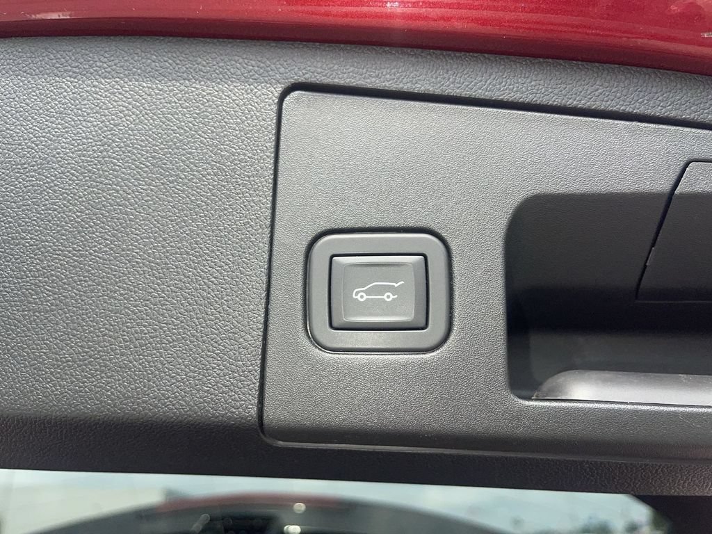 Used 2025 Cadillac XT4 Premium Luxury w/ Technology Package AWD/4WD image 17