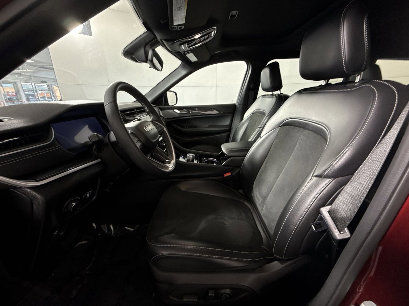 Used 2023 Jeep Grand Cherokee L Laredo image 13