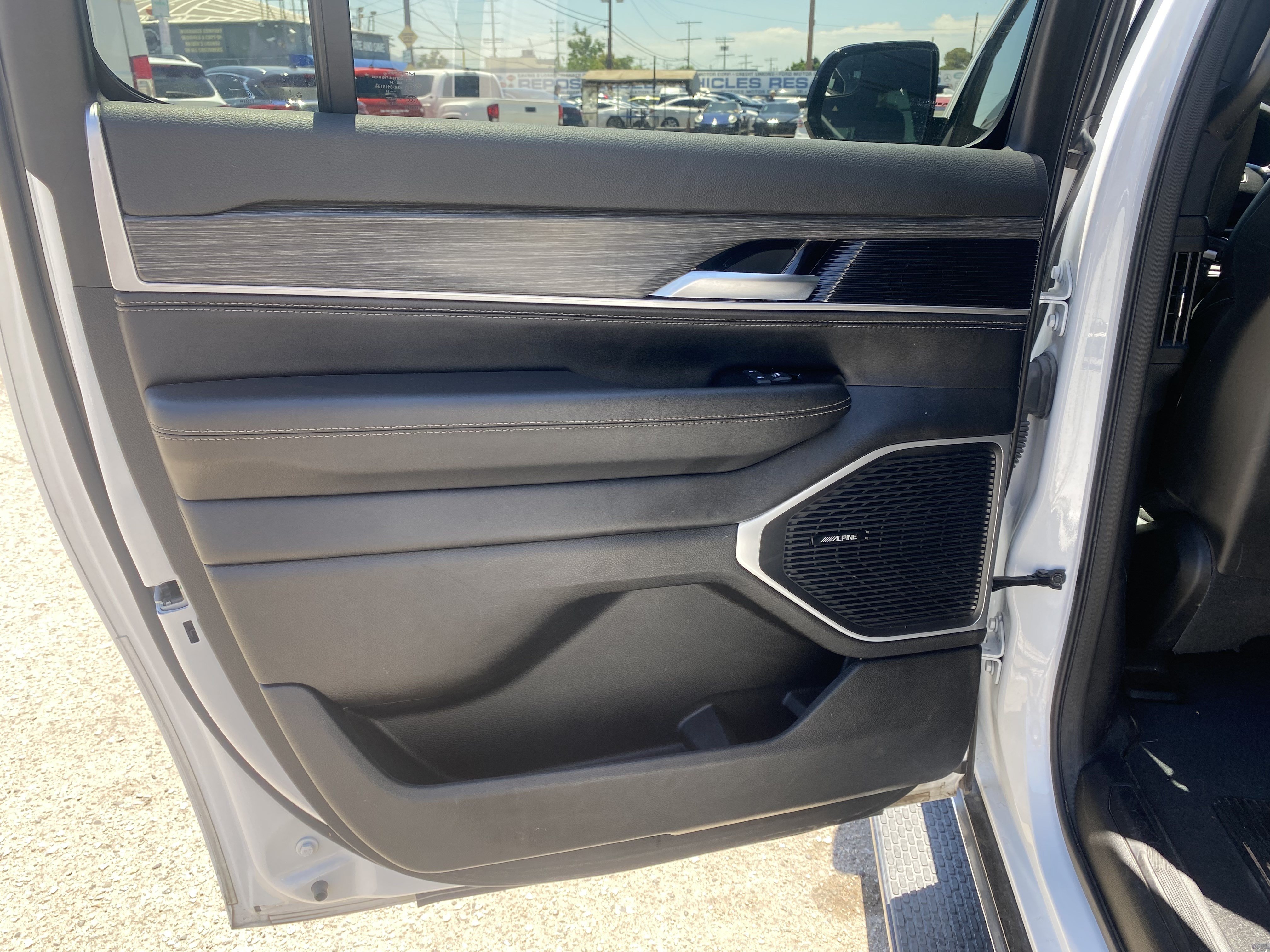 Used 2024 Jeep Wagoneer L Series II w/ Flexible Seating Group AWD/4WD image 21
