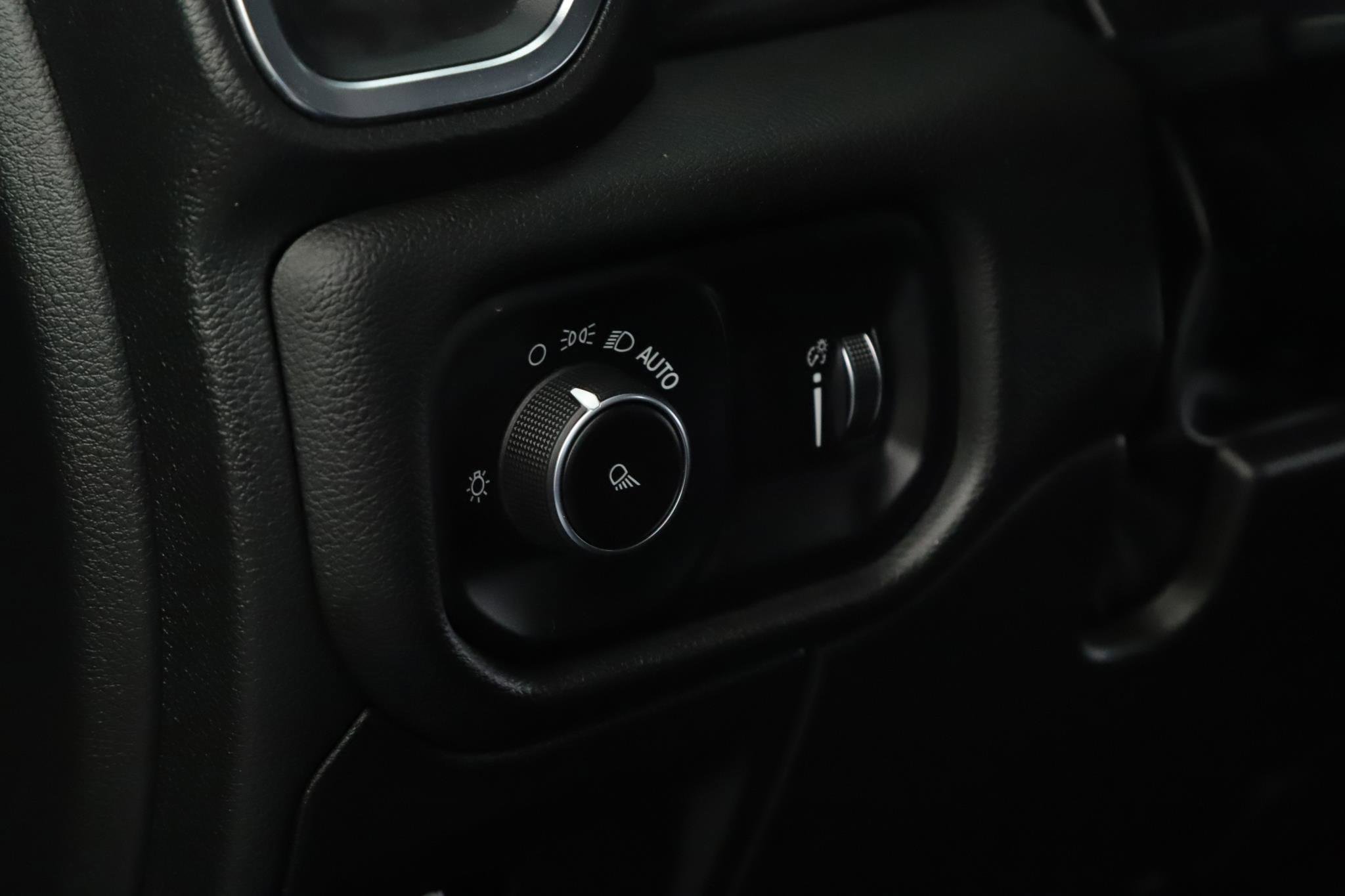 Used 2024 RAM 1500 Laramie AWD/4WD image 9