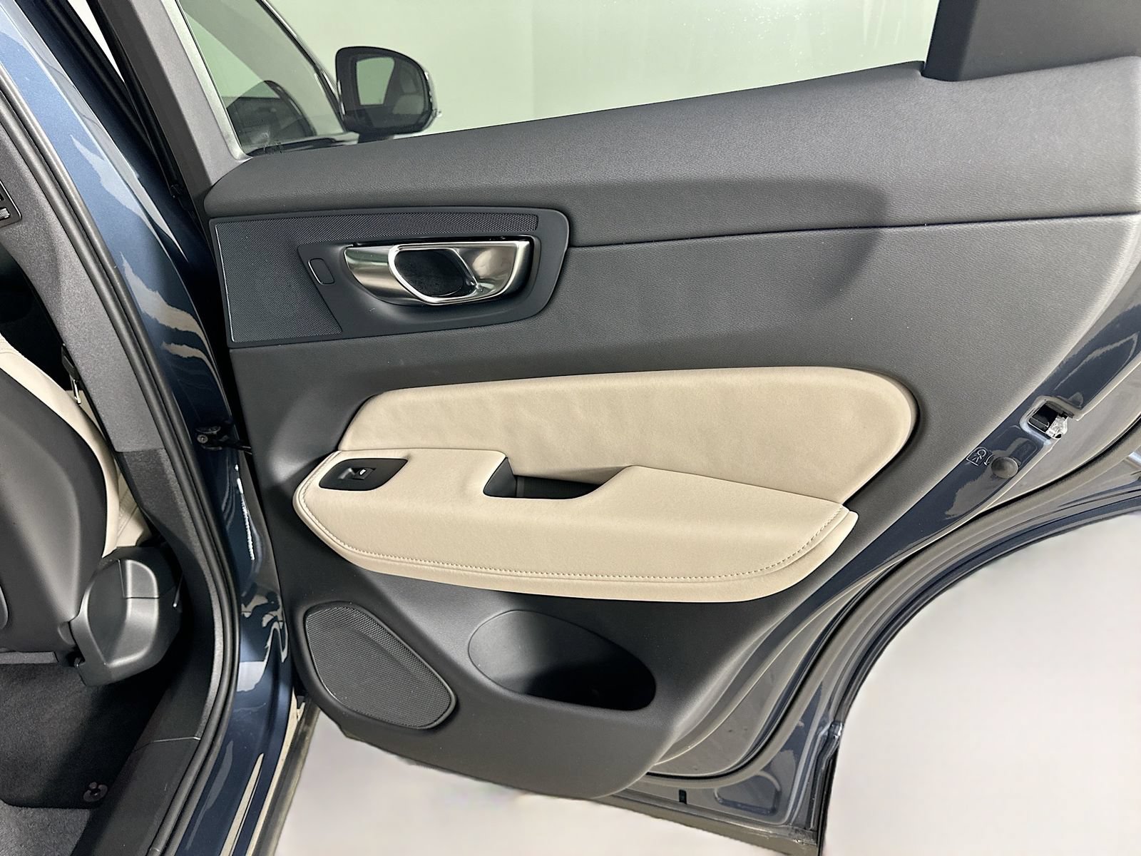 New 2026 Volvo XC60 B5 Plus w/ Protection Package Premier AWD/4WD image 43