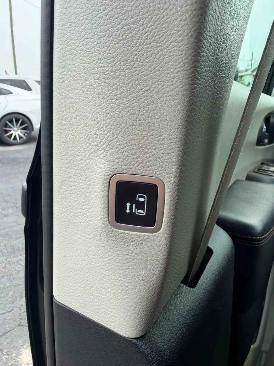 Used 2020 Chrysler Pacifica Touring-L FWD image 21