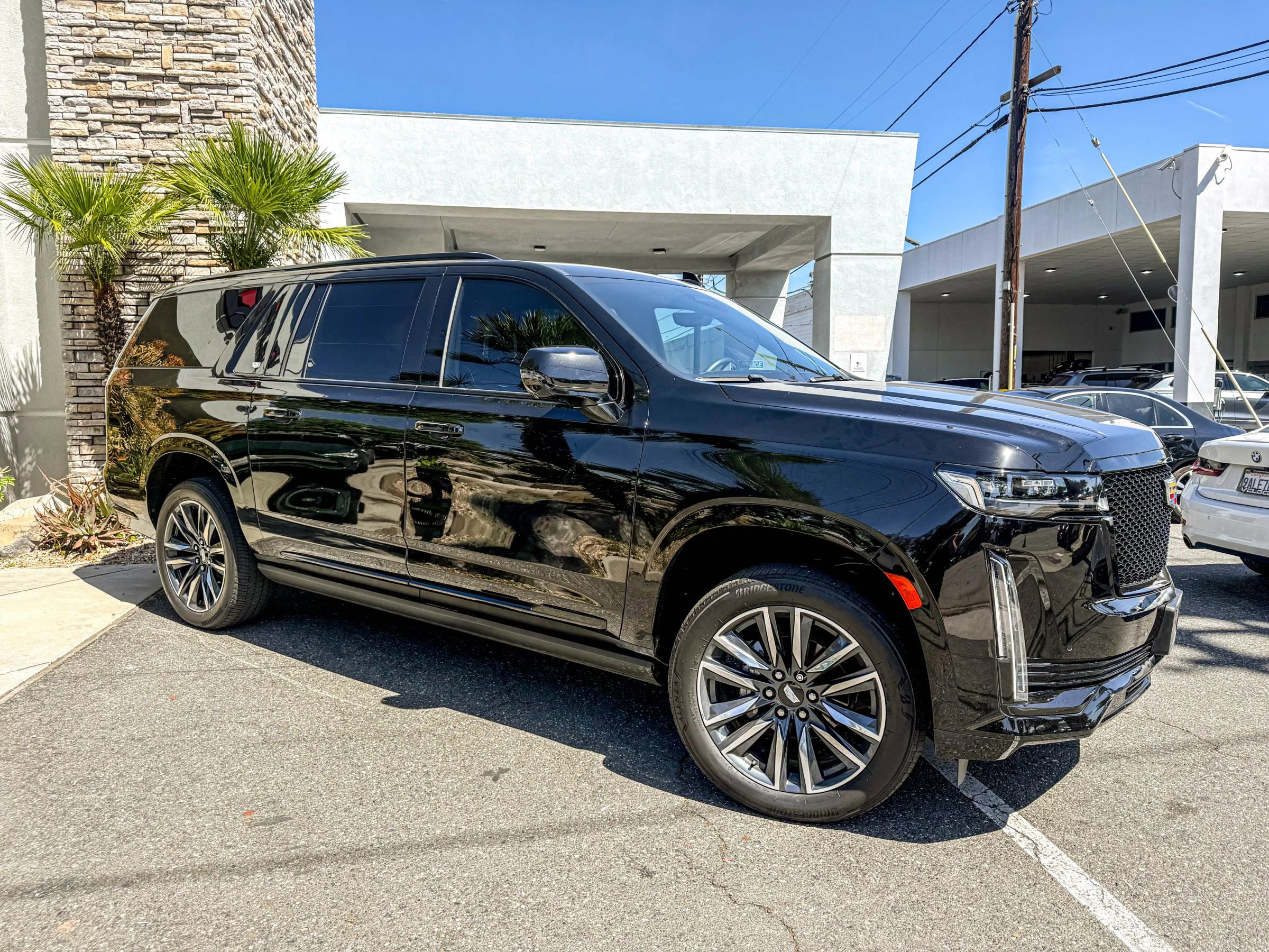 Used 2022 Cadillac Escalade ESV Sport Platinum w/ Heavy-Duty Trailer Package AWD/4WD image 1