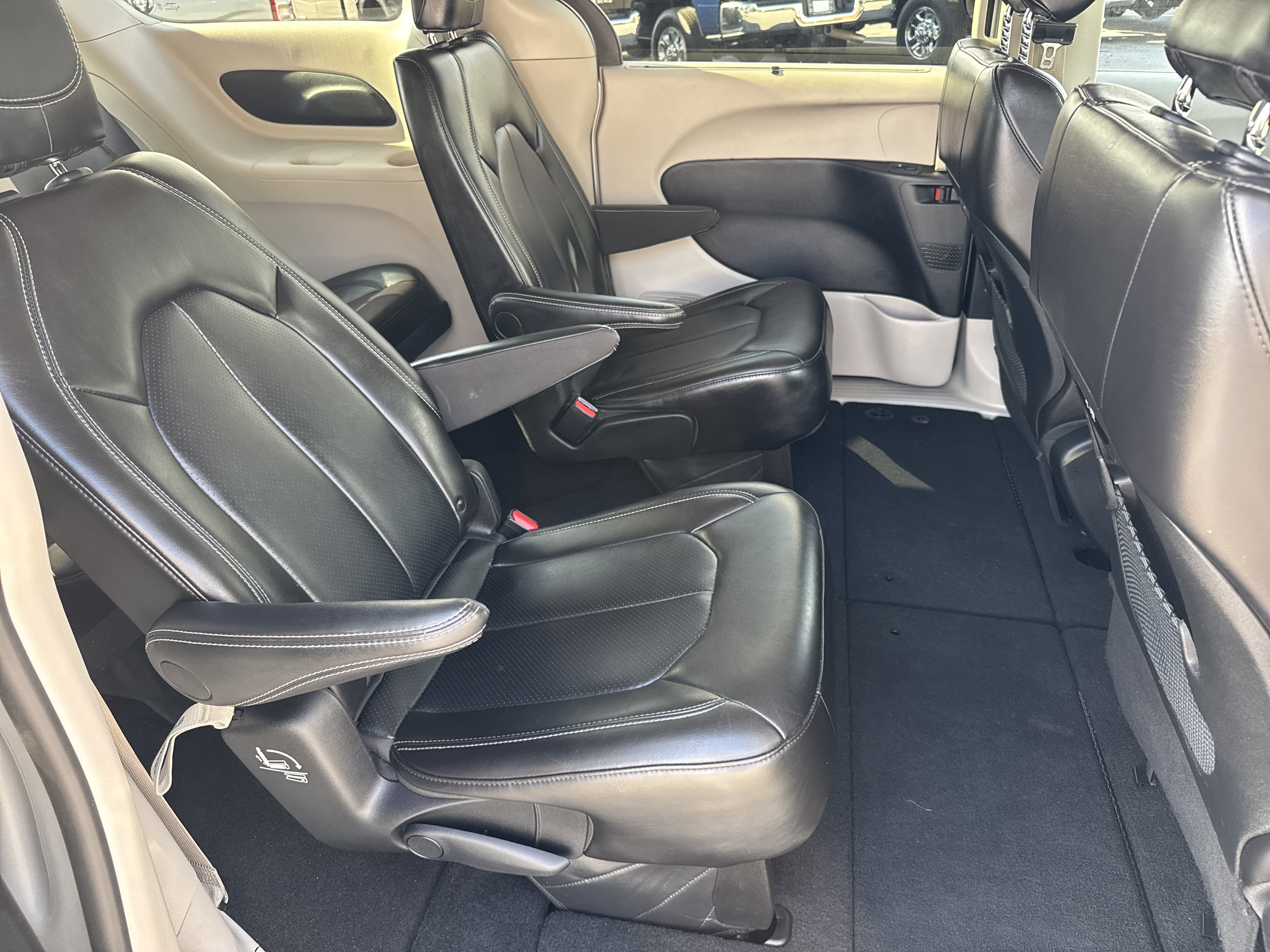 Used 2024 Chrysler Pacifica Touring-L image 16