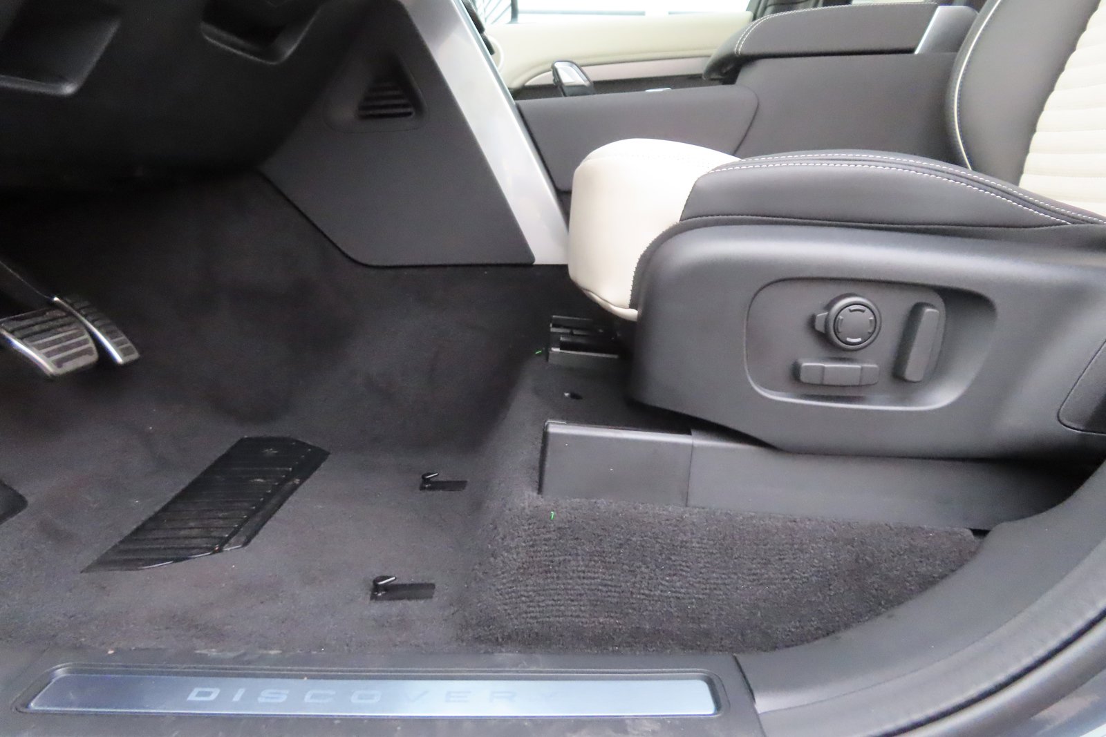 New 2024 Land Rover Discovery Dynamic SE image 21