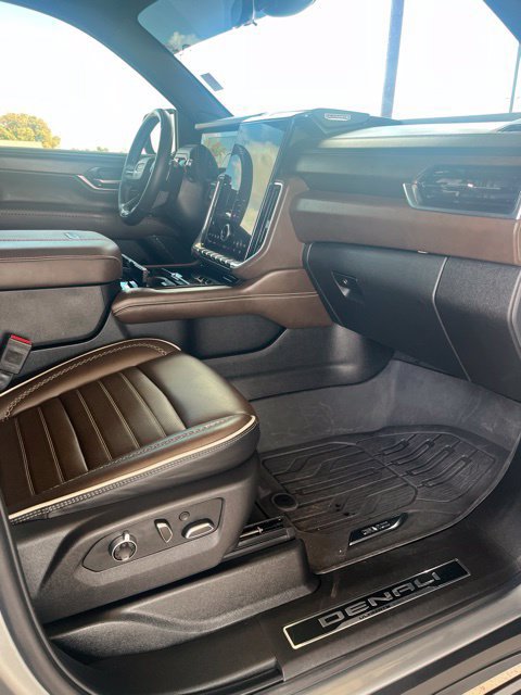 Used 2025 GMC Yukon Denali Ultimate w/ LPO, Floor Liner Package AWD/4WD image 15
