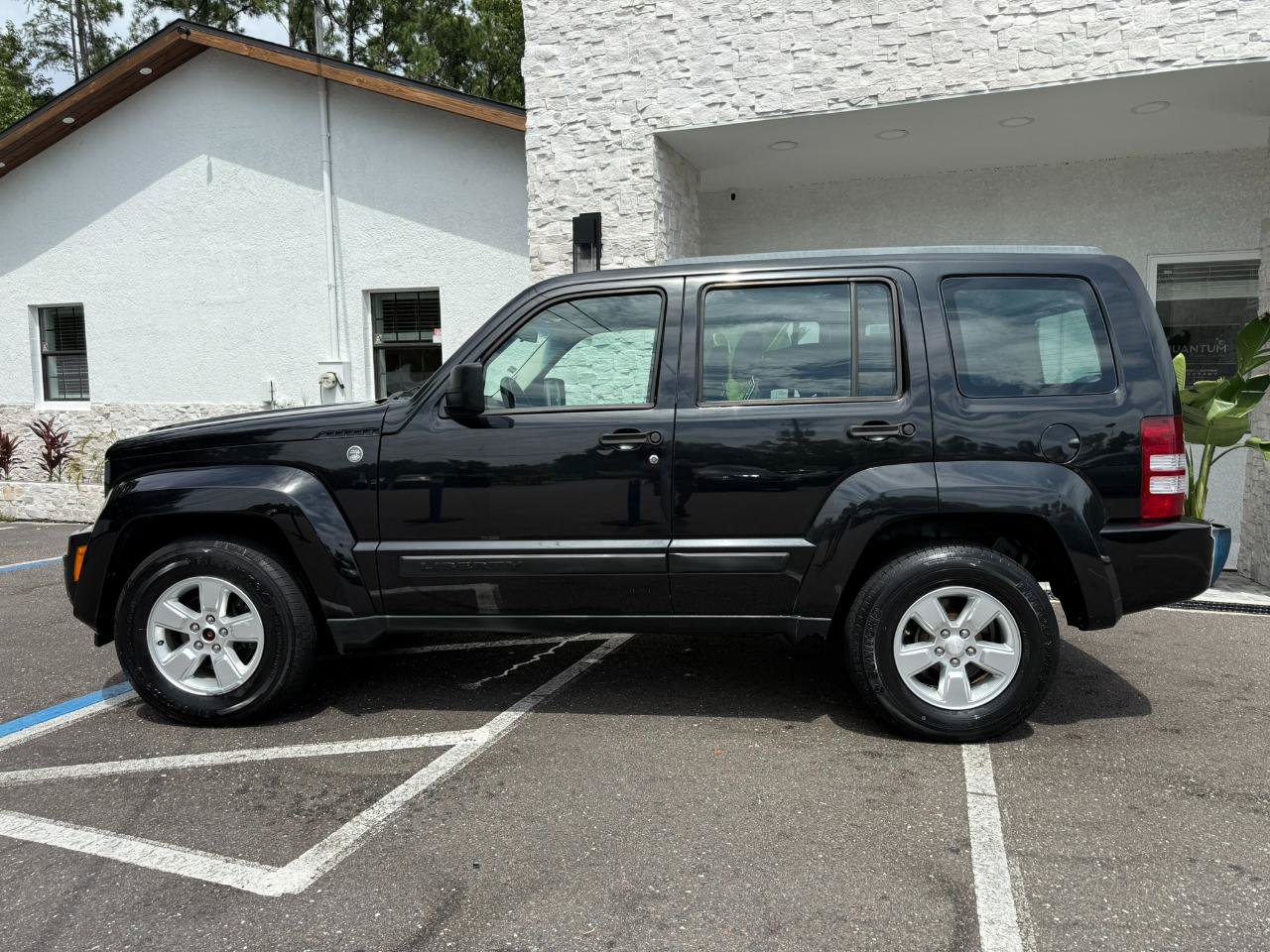 Used 2010 Jeep Liberty Sport AWD/4WD image 2