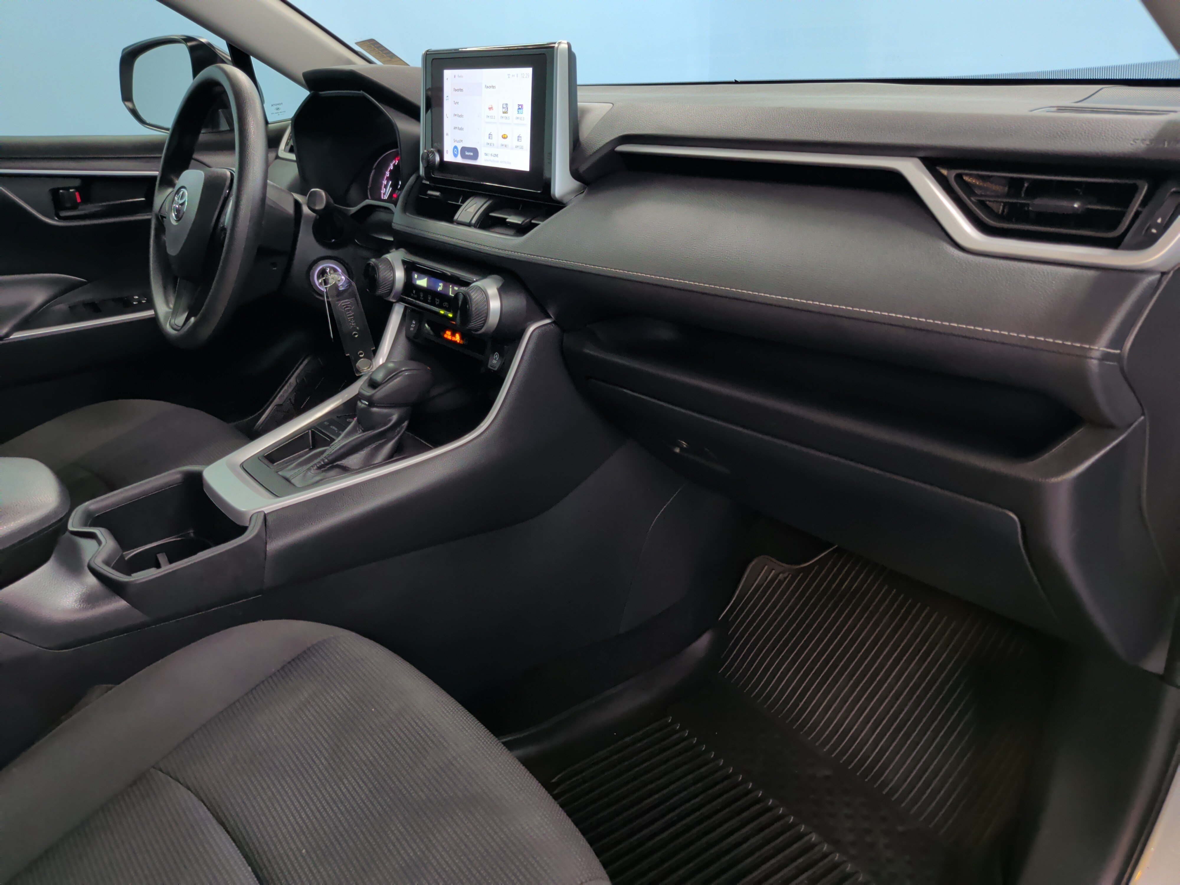 Certified 2025 Toyota RAV4 LE FWD image 31