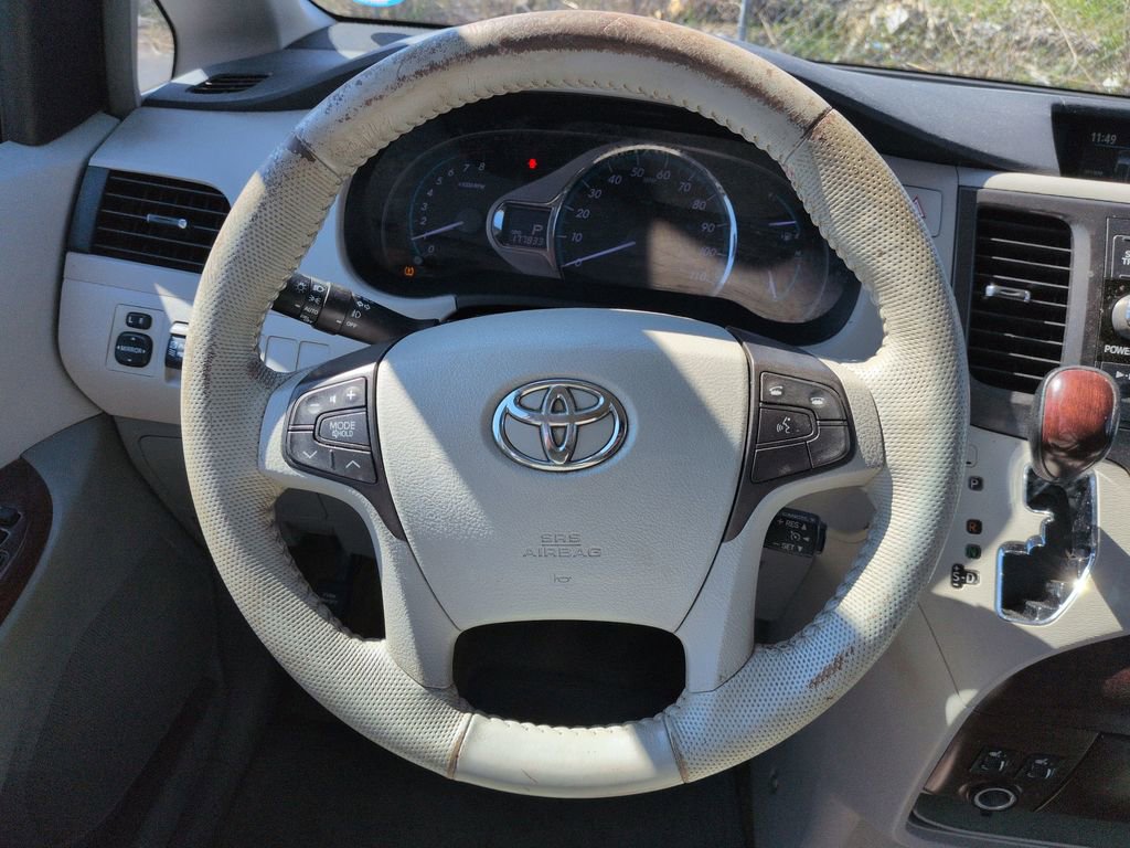 Used 2013 Toyota Sienna XLE image 14