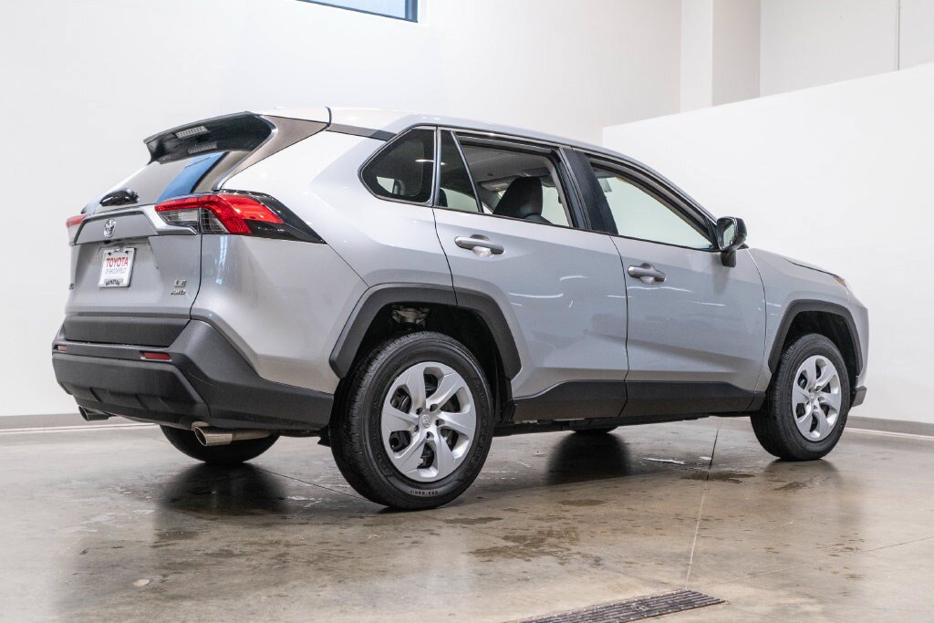 Used 2025 Toyota RAV4 LE AWD/4WD image 9