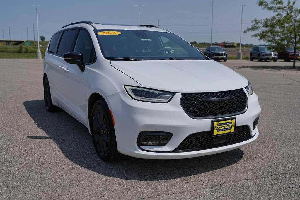 Used 2025 Chrysler Pacifica Limited FWD image 4