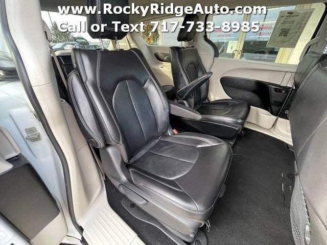 Used 2022 Chrysler Pacifica Touring-L image 15