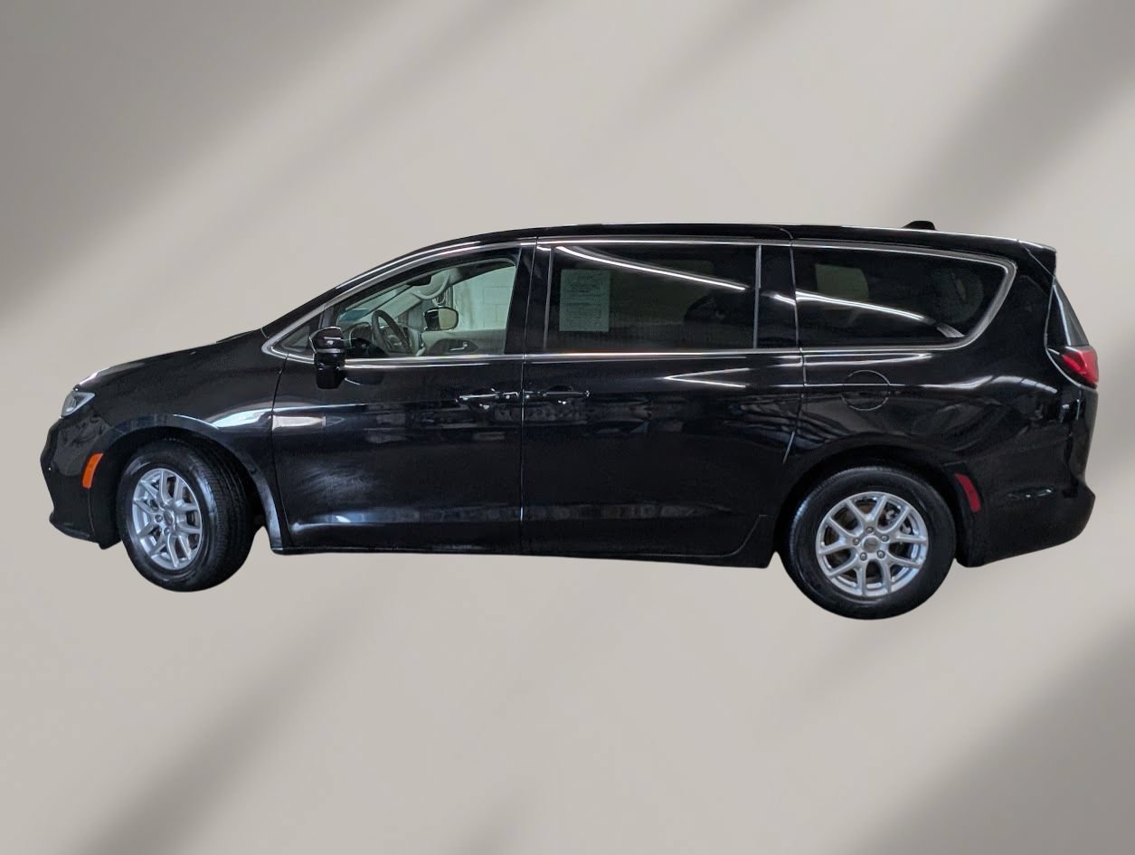 Used 2024 Chrysler Pacifica Touring-L FWD image 3