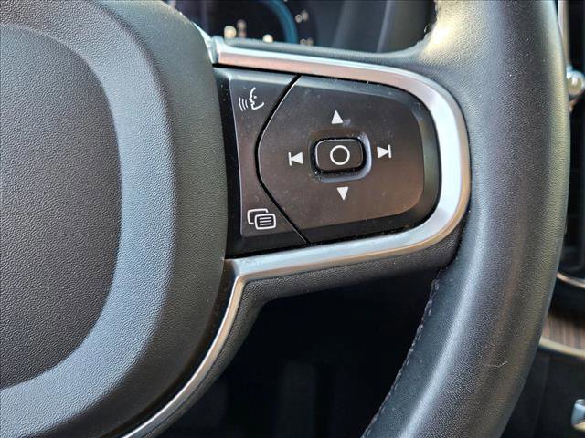 Used 2022 Volvo XC60 B5 Momentum image 12