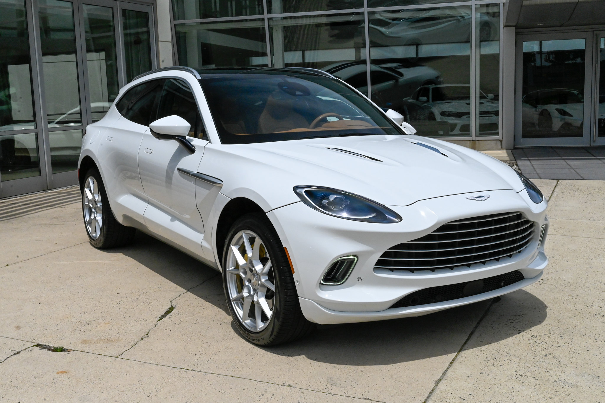 Used 2024 Aston Martin DBX AWD/4WD image 3