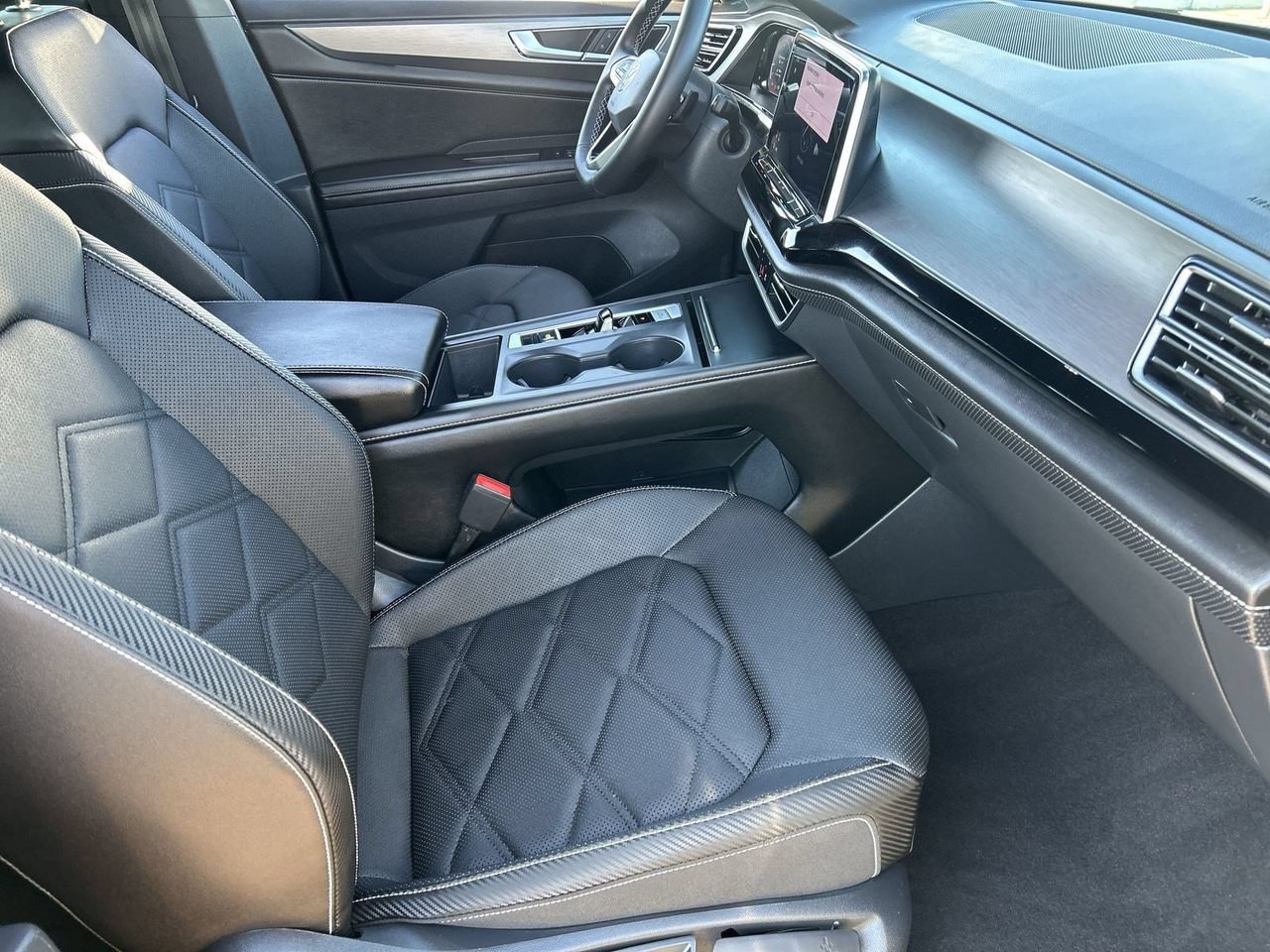 Used 2024 Volkswagen Atlas Cross Sport SE FWD image 9