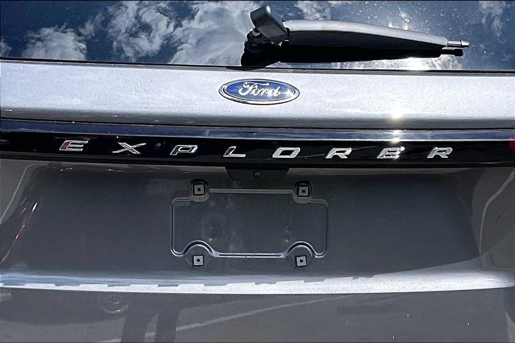 Used 2025 Ford Explorer Active w/ Active Comfort Package RWD image 8
