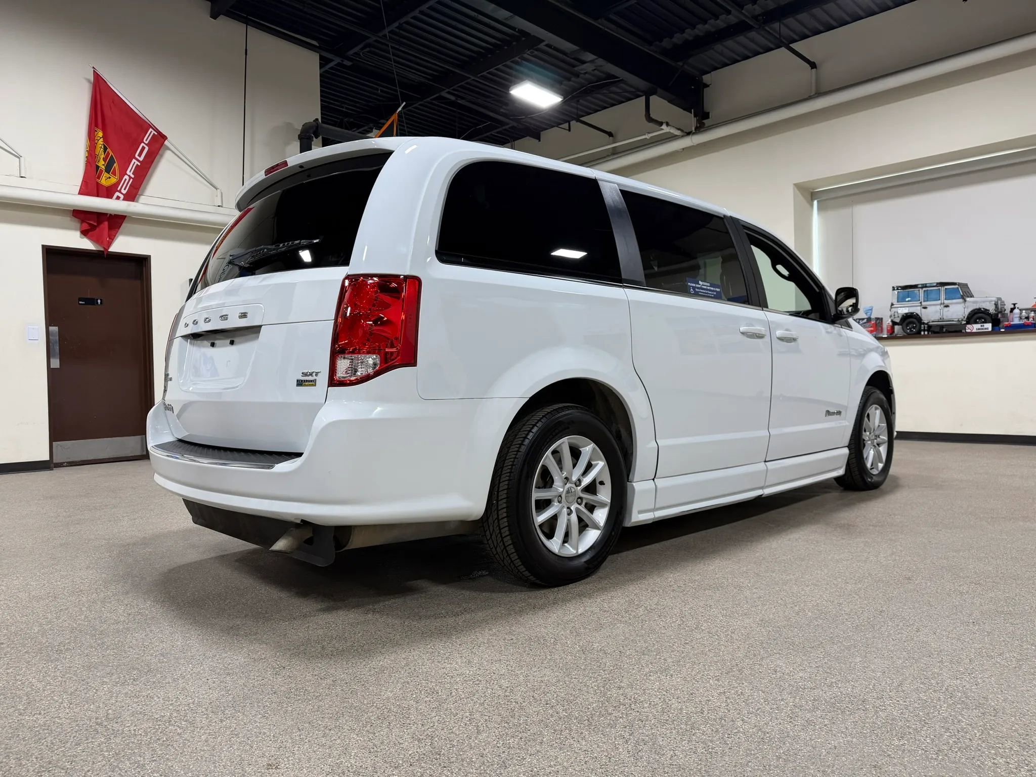 Used 2019 Dodge Grand Caravan SXT FWD image 6