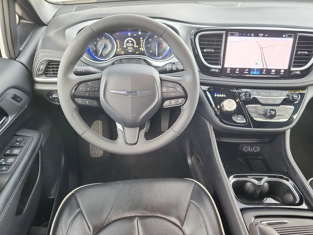 Used 2025 Chrysler Pacifica Limited FWD image 12