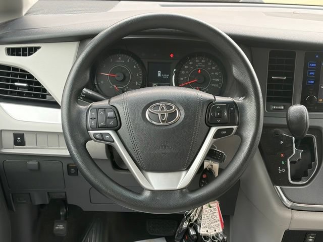 Used 2017 Toyota Sienna LE FWD image 36