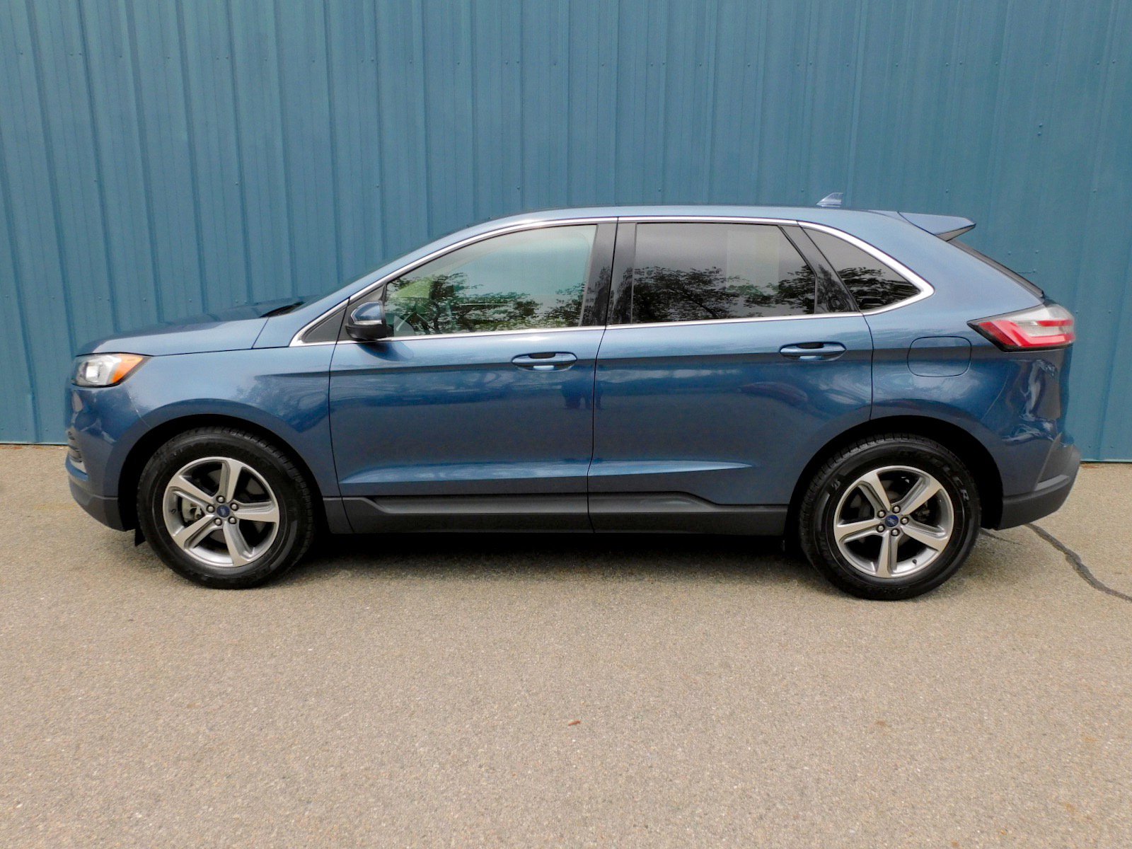 Used 2019 Ford Edge SEL w/ Equipment Group 201A AWD/4WD image 2