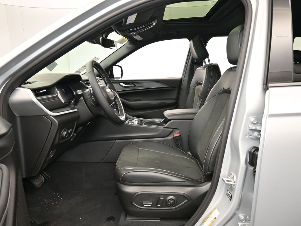 New 2025 Jeep Grand Cherokee Altitude image 12