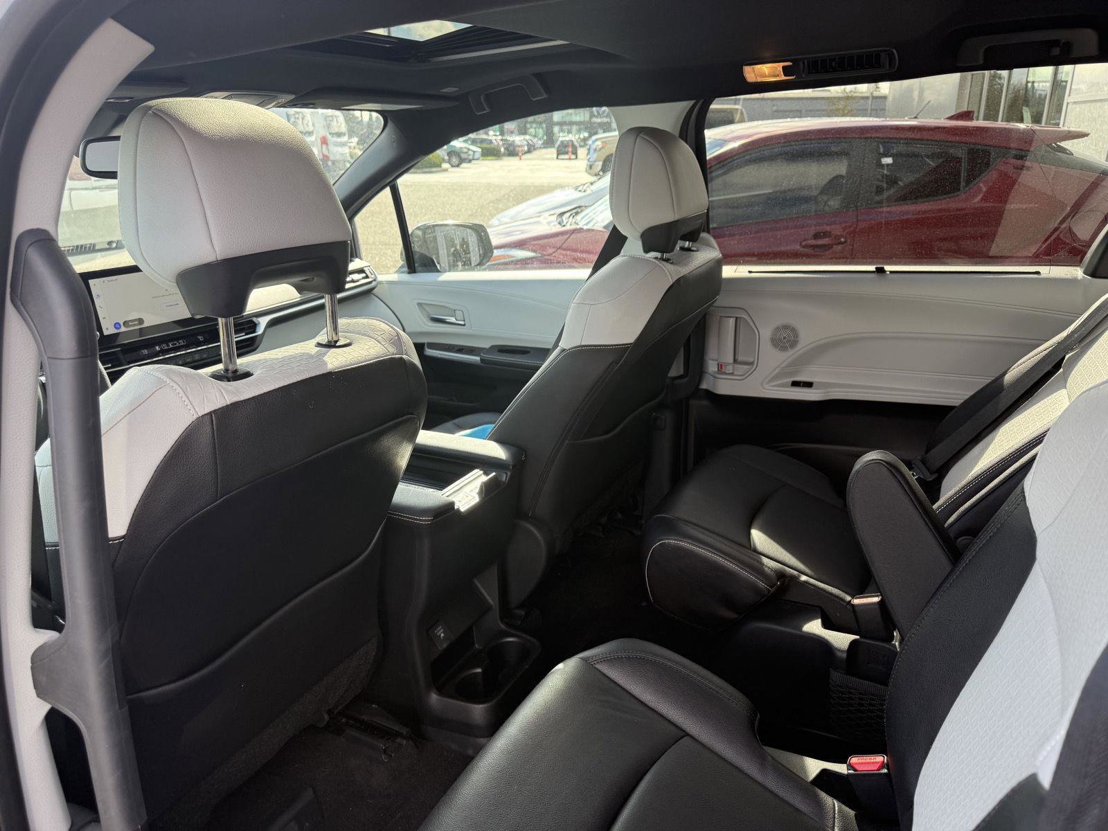 Used 2025 Toyota Sienna XSE w/ XSE Plus Package image 24