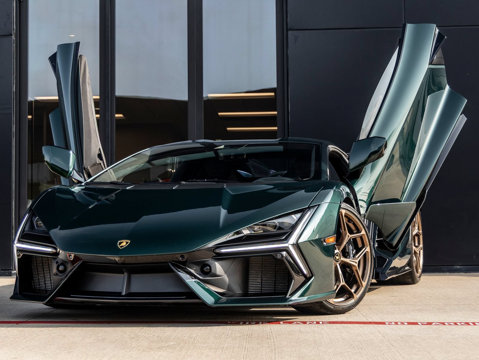 Used 2025 Lamborghini Revuelto AWD/4WD image 2
