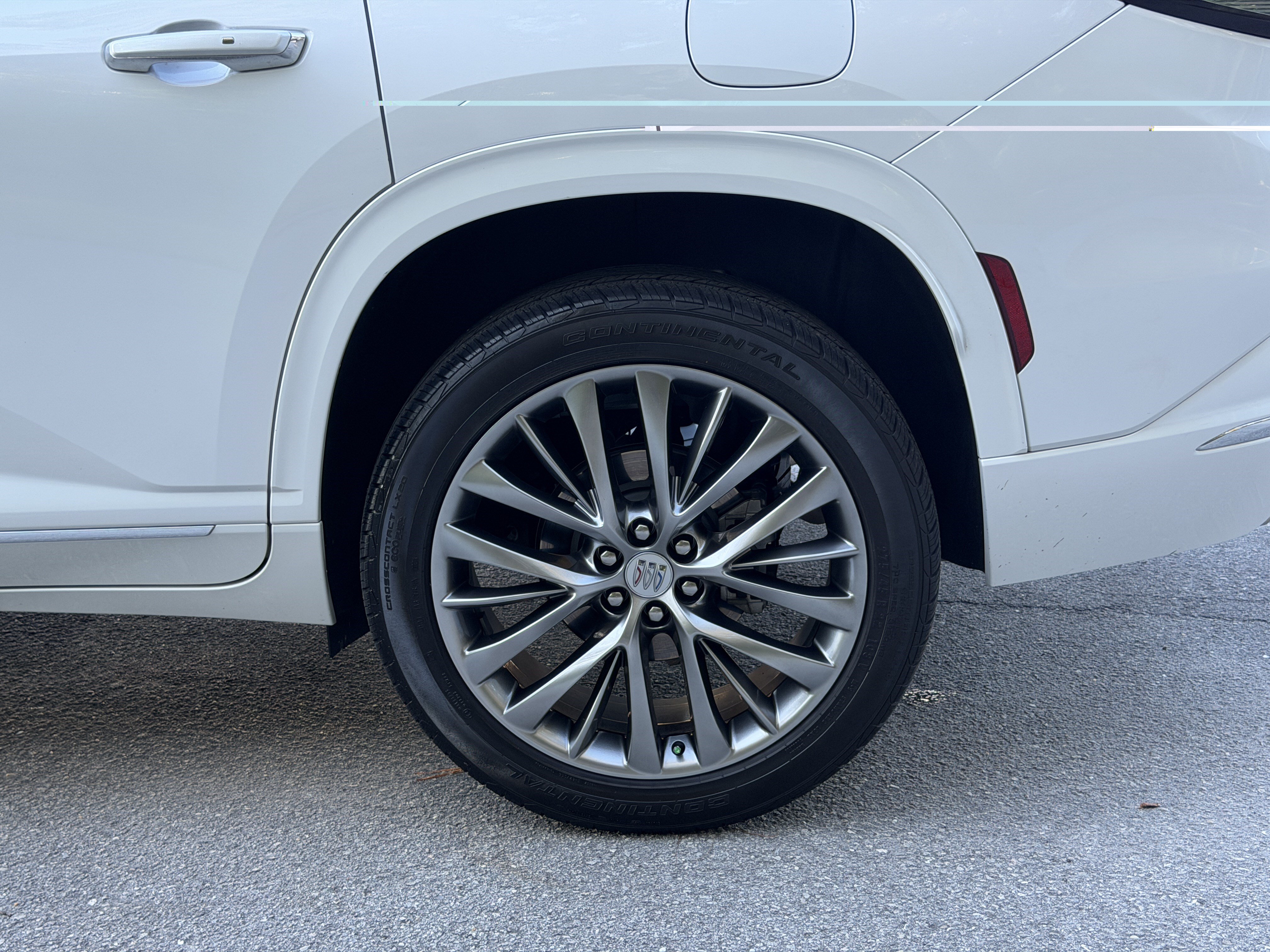Used 2025 Buick Enclave Avenir FWD image 11