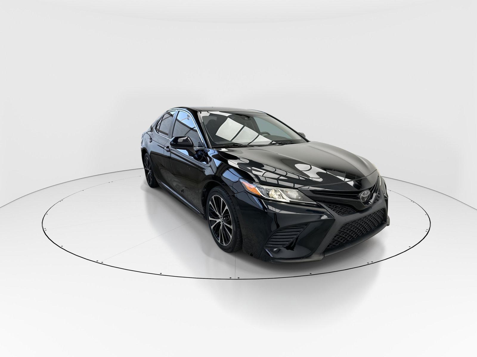 Used 2019 Toyota Camry SE FWD image 2