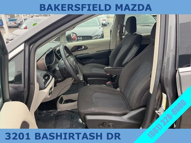 Used 2022 Chrysler Voyager LX image 21