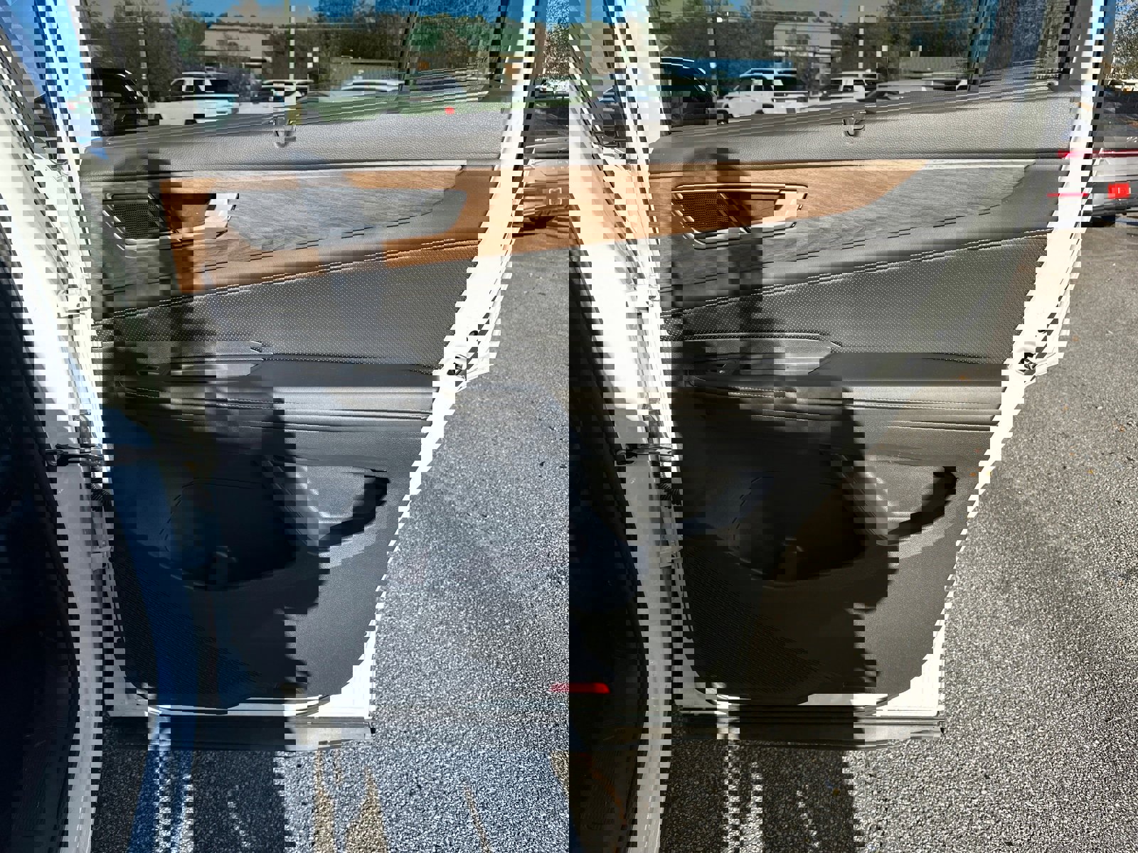 Used 2024 Volkswagen Atlas SE image 16