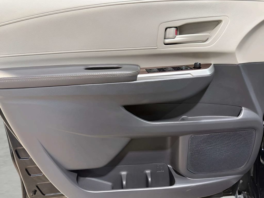 Used 2024 Toyota Sienna LE AWD/4WD image 19
