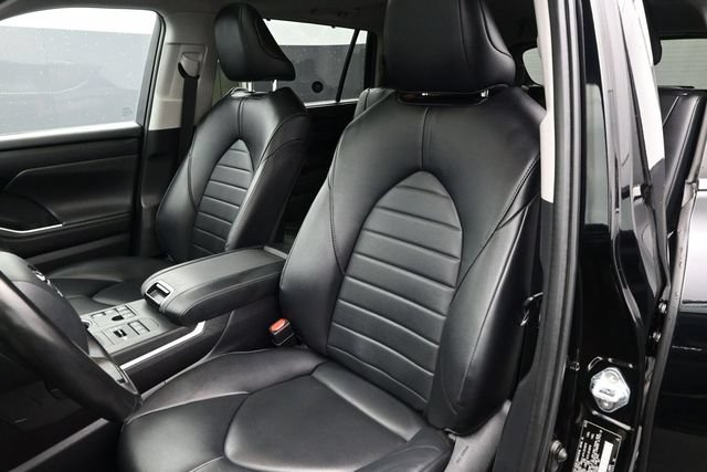 Used 2023 Toyota Highlander XLE AWD/4WD image 11