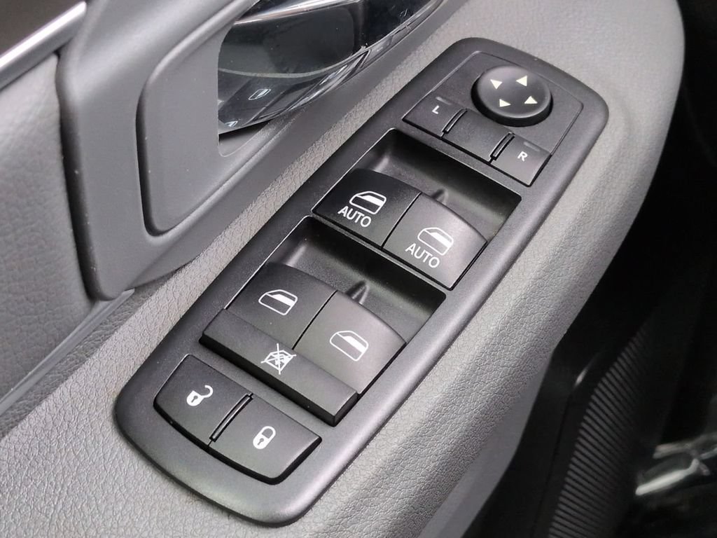 Used 2018 RAM 1500 Classic SLT AWD/4WD image 21