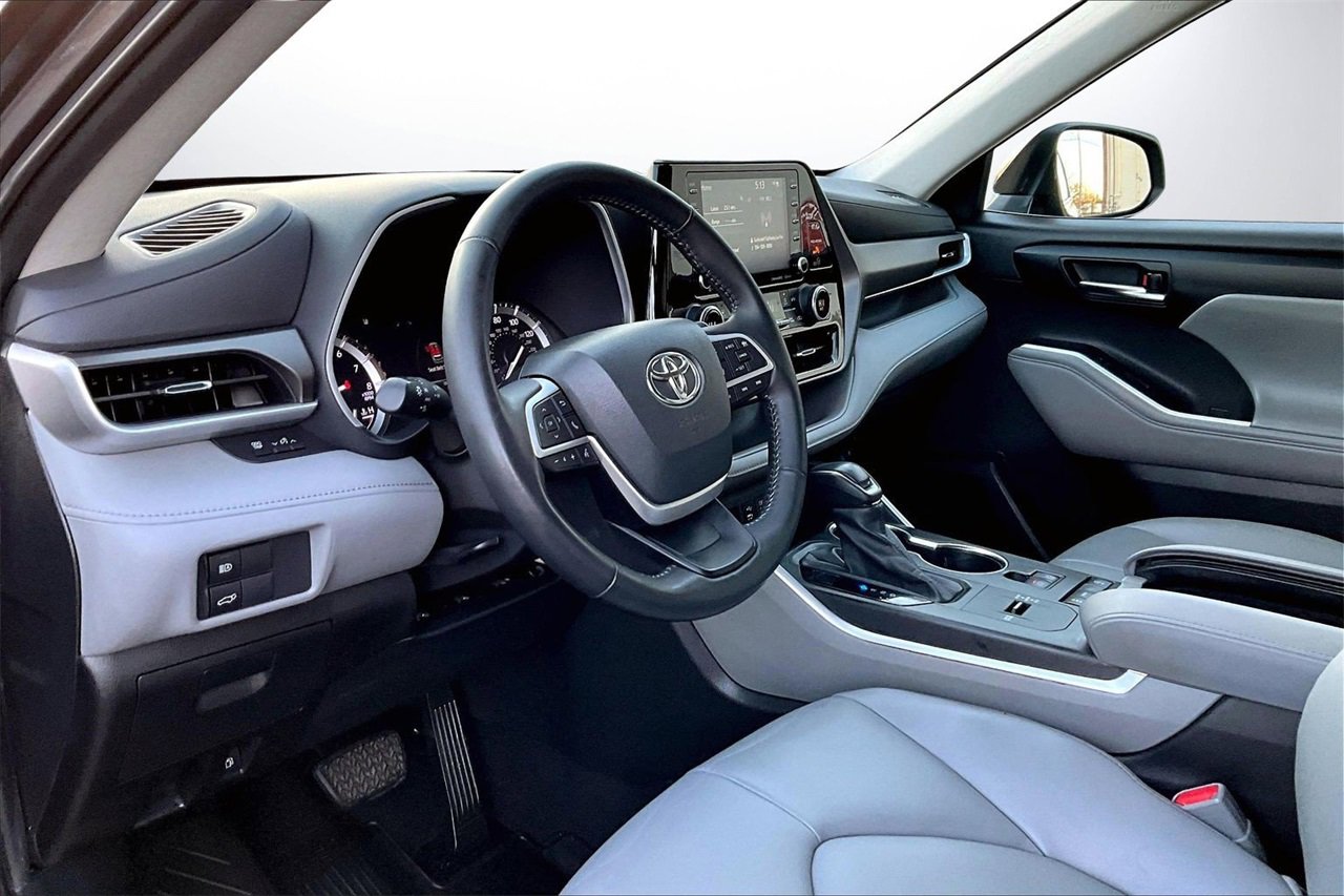 Used 2022 Toyota Highlander XLE image 19