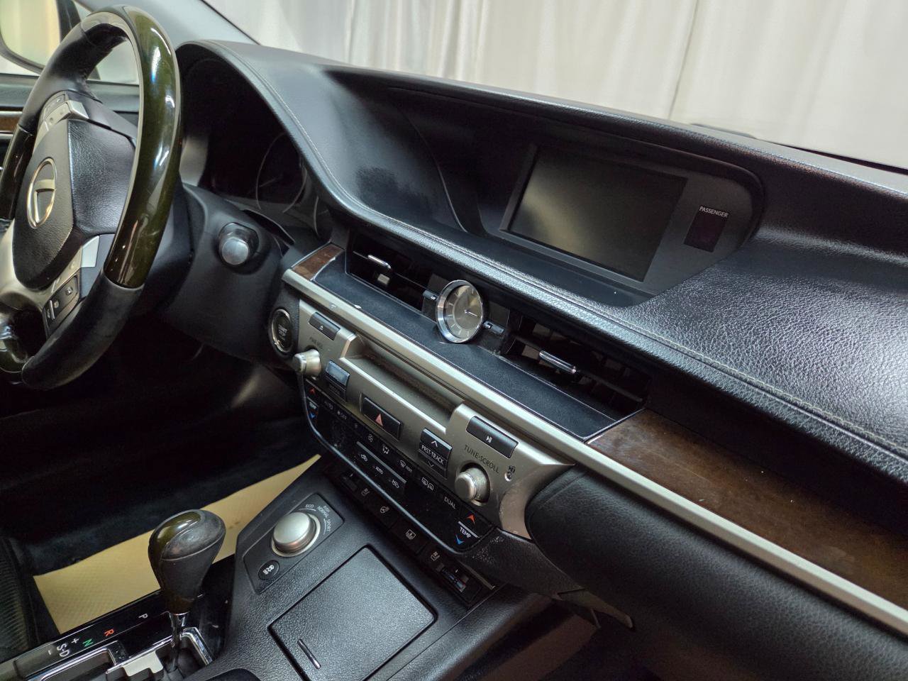 Used 2013 Lexus ES 350 Sedan w/ Luxury Pkg image 18