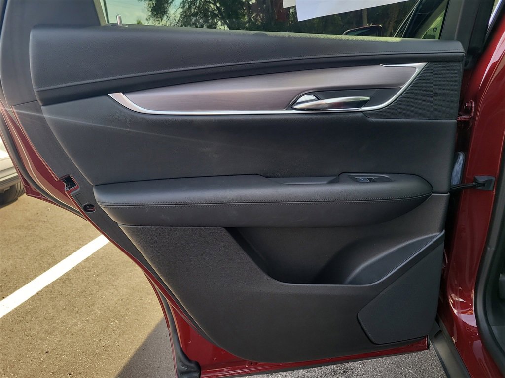 Used 2017 Cadillac XT5 Luxury w/ Driver Awareness Package image 9