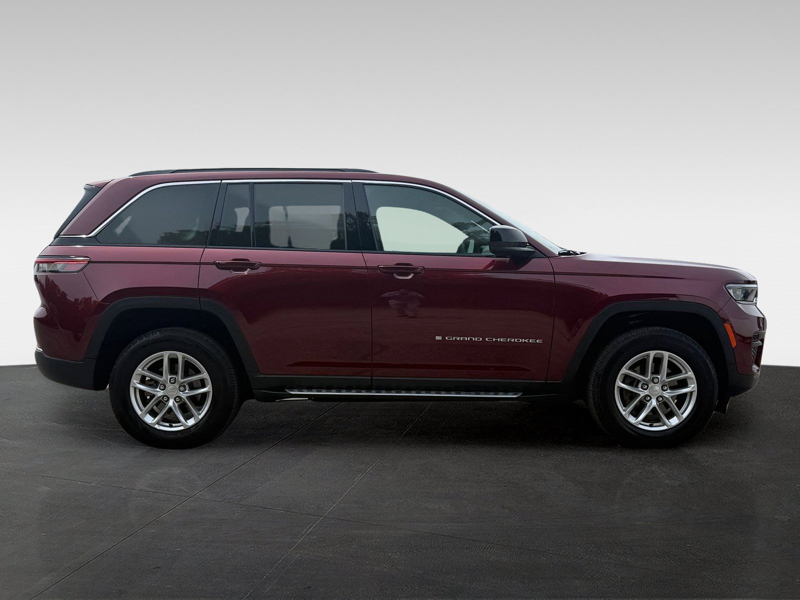 Used 2025 Jeep Grand Cherokee Laredo X w/ Luxury Tech Group I AWD/4WD image 4